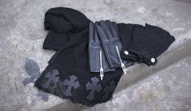 <strong>CHROME HEARTS｜クロムハーツ</strong>　ストール11万7600円、レザーグローブ7万9800円、フィンガーレスグローブ6万900円