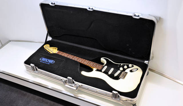 <strong>RIMOWA｜リモワ</strong>　限定ギターケース　フェンダー（銀座店限定先行予約販売アイテム）