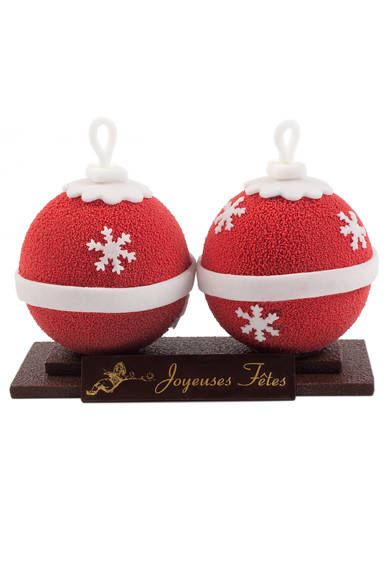 <strong>LADURÉE｜ラデュレ</strong><br />ブール・ド・ノエル<br />この美しいボールをひとくち口のなかへ。すると突然、なめらかなショコラムース、マロン、ポワール（洋ナシ）のマリアージュが織りなす贅たくな味わいのデザートへと姿を変える。2011年のブッシュ・ド・ノエルは、この小さなオーナメントボールがふたつ並び、愛らしい姿でテーブルのデザートシーンに鮮やかな輝きを与えてくれるひと品に仕上がっている。<br /> <br />価格｜6200円（12cm）<br />ただいま予約受付中<br />受け渡し期間｜12月23日（金）～25日（日）<br />販売店舗｜銀座店、日本橋店、大阪