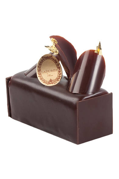 <strong>LADURÉE｜ラデュレ</strong><br />ブシェット キャレモン・ノワール<br />伝統的なブッシュ・ド・ノエルの小さいサイズ、ブシェットは、より洗練された美しい装いで登場。ブラウニーとチョコレートバターのビスキュイのうえに、キャラメル、サバイヨンムースを重ね、ダークなグラッサージュとチョコレートのテュイルで飾った濃厚な味わい。<br /> <br />価格｜1400円<br />販売期間｜12月16日（金）～25日（日）<br />展開店舗｜銀座店、日本橋店