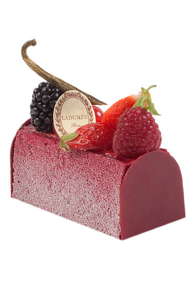 <strong>LADURÉE｜ラデュレ</strong><br />ブシェット ヴァニーユ・フリュイ・ルージュ<br />伝統的なブッシュ・ド・ノエルの小さいサイズ、ブシェットは、より洗練された美しい装いで登場。アーモンドビスキュイの上に、赤い果実のコンフィとコンポート、ヴァニラムースを重ね、フレッシュな赤い果実で贅たくに飾った華やかなひと品。<br /><br />価格｜1500円<br />販売期間｜12月16日（金）～25日（日）<br />展開店舗｜銀座店、日本橋店