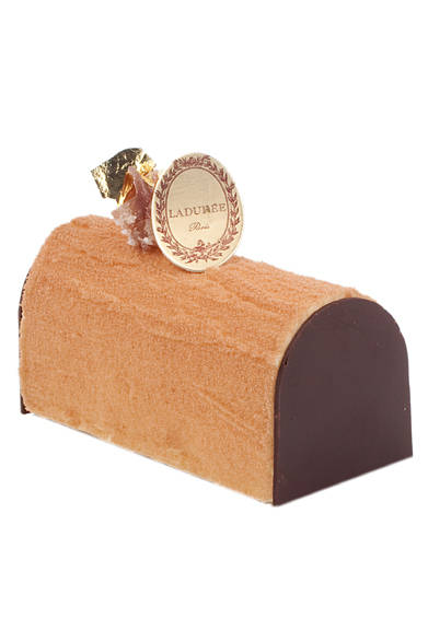 <strong>LADURÉE｜ラデュレ</strong><br />ブシェット マロン<br />伝統的なブッシュ・ド・ノエルの小さいサイズ、ブシェットは、より洗練された美しい装いで登場。ビスキュイのうえにマロンムースとマロンをふんだんに重ねたクラシックな定番。<br /> <br />価格｜1400円<br />販売期間｜12月16日（金）～25日（日）<br />展開店舗｜銀座店、日本橋店
