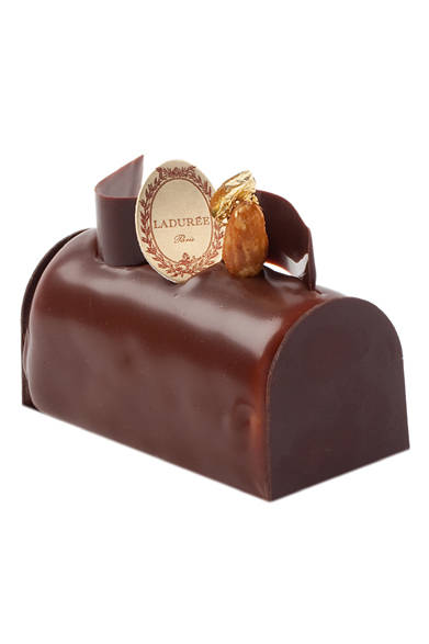 <strong>LADURÉE｜ラデュレ</strong><br />ブシェット スクセ・プラリネ<br />伝統的なブッシュ・ド・ノエルの小さいサイズ、ブシェットは、より洗練された美しい装いで登場。ビスキュイのうえに、歯ごたえのよいプラリネ、プラリネのムースのようなクリームを重ね、ミルクチョコレートのグラッサージュとダークチョコレートでデコレーション。<br /> <br />価格｜1400円<br />販売期間｜12月16日（金）～25日（日）<br />展開店舗｜銀座店、日本橋店