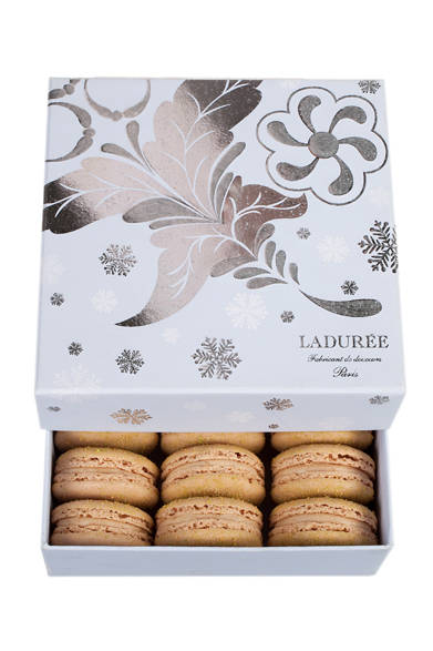 <strong>LADURÉE｜ラデュレ</strong><br />限定マカロンボックス　フルール・ド・ネージュ<br />12月1日（木）発売される、洋ナシとマロンのクリスマスらしいマリアージュを愉しむマカロン ポワール・マロンとともに、雪の結晶が描かれた限定マカロンボックスは、パーティへのお土産や、ギフトにもお薦め！<br /> <br />価格｜18個入 6300円、6個入 2100円<br />販売期間｜12月1日（木）～<br />展開店舗｜ラデュレ全店
