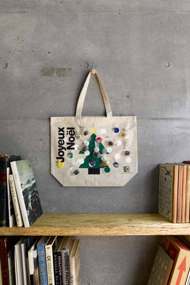 <strong>HENRI LE ROUX｜アンリ・ルルー</strong><br />キャラメル・ラヴァン<br /> 1日ずつカウントダウンしながら、クリスマスの日を楽しみに待つアドベント・カレンダー。「アンリ・ルルー」のアドベントの主役は、やっぱりスペシャリテのキャラメル。オーナメントに見立てたカラフルなキャラメルを、トートバッグにプリントされたクリスマスツリーに家族や友達と一緒に飾りつけ、わくわくする25 日間をおいしくカウントダウン！<br /> <br />価格｜3675円 ※数量限定<br />発売日｜11月9日（水）<br />内容｜キャラメル12粒、缶バッジ、フェルトオーナメント、キャンバストートバッグ<br />販売店舗｜六本木ミッドタウン店、伊勢丹新宿店、玉川髙島屋店、オンラインショップほか、表参道『montoak』、六本木『Mercedes- Benz Connection』