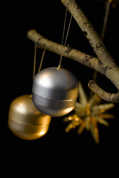 <strong>HENRI LE ROUX｜アンリ・ルルー</strong><br />プティ・ノエル・キャラメル<br />なかに「アンリ・ルルー」のキャラメルが隠されたカラフルなクリスマスツリーのオーナメント。カラーはキャラメルに合わせて全6種。フレーバーは定番のC.B.S.（塩バターキャラメル）をはじめ、クリスマスシーズン限定発売のエピス・ド・ノエルも登場！　ギフトに最適な6個入りボックスもお薦め。<br /> <br />価格｜6個入ボックス 4200円、各1個 630円<br />内容｜C.B.S.、フランボワーズ、ショコラ、カシス、オランジュ・ジャンジャンブル、エピス・ド・ノエル　各3個入り<br />販売店舗｜直営店舗