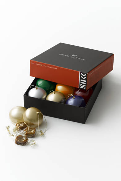 <strong>HENRI LE ROUX｜アンリ・ルルー</strong><br />プティ・ノエル・キャラメル<br />なかに「アンリ・ルルー」のキャラメルが隠されたカラフルなクリスマスツリーのオーナメント。カラーはキャラメルに合わせて全6種。フレーバーは定番のC.B.S.（塩バターキャラメル）をはじめ、クリスマスシーズン限定発売のエピス・ド・ノエルも登場！　ギフトに最適な6個入りボックスもお薦め。<br /> <br />価格｜6個入ボックス 4200円、各1個 630円<br />内容｜C.B.S.、フランボワーズ、ショコラ、カシス、オランジュ・ジャンジャンブル、エピス・ド・ノエル　各3個入り<br />販売店舗｜直営店舗