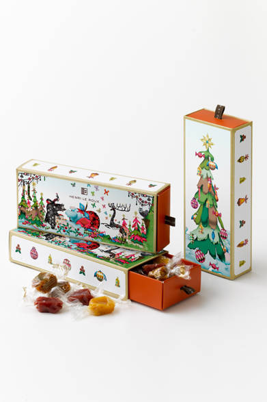 <strong>HENRI LE ROUX｜アンリ・ルルー</strong><br />キャラメル・サパン　© 2011 Klaus Haapaniemi<br />「iittala」「marimekko」のデザインでも知られるフィンランド出身のイラストレーター クラウス・ハーパニエミとのコラボレーションパッケージが、クリスマスの楽しい時間を演出。引出しを開けるとなかにはカラフルなキャラメルが3種。キャラメルを包むフィルムも音符や雪の結晶を散りばめた、本パッケージ限定のオリジナルデザインとなっている。<br /> <br />価格｜2310円<br />内容｜C.B.S.、フランボワーズ、オランジュ・ジャンジャンブル　各4粒／計12粒入<br />販売店舗｜伊勢丹新宿店、JR 大阪三越伊勢丹店