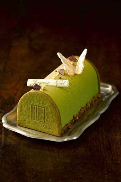 <strong>HENRI LE ROUX｜アンリ・ルルー</strong><br />ビュッシュ アンサンブル　ユズマッチャ<br />新作のゆず抹茶のキャラメルをイメージしたとろけるクリームは、場所によってゆずと抹茶の味のバランスが変化。切って食べる箇所で味が異なるサプライズが隠された、ブランドの自信作だ。クリームを包むのはまろやかで優しいショコラ・オレのムース。左か右か真ん中か？　家族や友人と食べくらべれば、楽しい会話が広がりそう！<br /><br />価格｜5985円<br />販売店舗｜東京ミッドタウン店　※予約販売（数量限定）