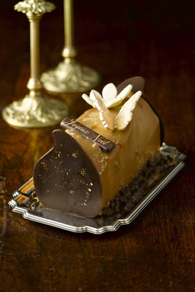 <strong>HENRI LE ROUX｜アンリ・ルルー</strong><br />ビュッシュ アンサンブル　マロン<br />なめらかで濃厚なマロンのキャラメルを贅たくに使用し、全体をバニラの香りで上品にまとめたビュッシュドノエル。ゴールドの蝶、バニラの花、そしてマロンをモチーフにしたデコレーションが、大切なひとと過ごすクリスマスの夜を華やかに演出する。<br /><br />価格｜5250円<br />販売店舗｜伊勢丹新宿店、その他系列店にて予約販売（数量限定）