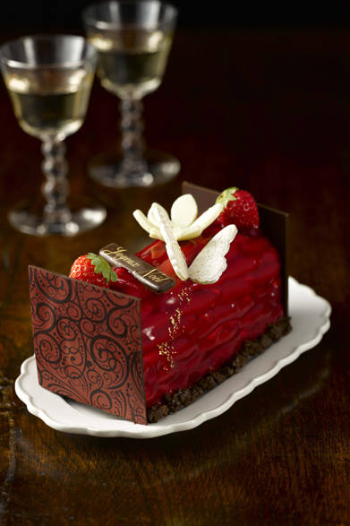 <strong>HENRI LE ROUX｜アンリ・ルルー</strong><br />ビュッシュ アンサンブル　キャラメル・フレーズ<br />こだわりのショコラのムースに、みずみずしいフレーズ（苺）のキャラメルをコーティング。甘酸っぱいいちごとショコラ、なかに隠れたピスタチオのビスキュイの風味が絶妙なバランスで仕上げられ、家族みんなが笑顔になるような一品に仕上げられている。<br /><br />価格｜4725円<br />販売店舗｜玉川髙島屋店、その他系列店にて予約販売（数量限定）