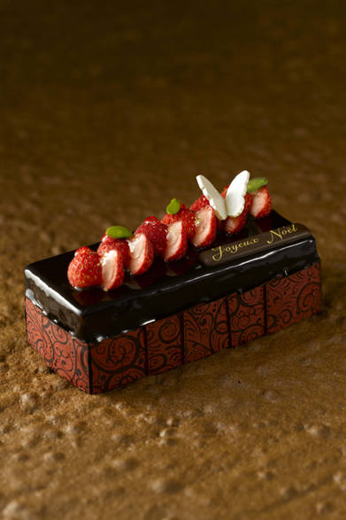 <strong>HENRI LE ROUX｜アンリ・ルルー</strong><br />ガトー アンサンブル　ショコラ・フレーズ<br />濃厚で口溶けのよいショコラのムースをベースにした、ほのかないちごの酸味やブルターニュ地方・ゲランドの塩が味が奏でるハーモニーを愉しむケーキは、底に敷かれたクランブルが食感にアクセント。大切なひととテーブルを囲んで過ごすあたたかな時間に彩りを添える。<br /><br />価格｜3670円（予定）<br />販売店舗｜東京ミッドタウン店、伊勢丹新宿店、玉川髙島屋店