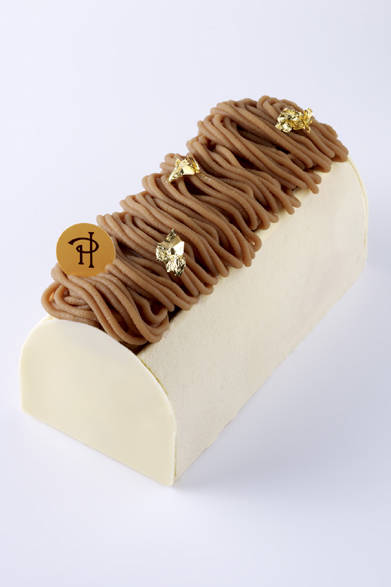 <strong>PIERRE HERMÉ PARIS｜ピエール・エルメ・パリ</strong><br />ビュッシュ モンブラン<br />「トルシュ・オ・マロン」「モンブラン」から着想を得たビュッシュには、ピエール・エルメがアルザスで過ごした幼年時代や、パリではじめて味わったスイーツの思い出が込められている。シャンティの代わりにバニラ入りマスカルポーネクリームを使い、なかには甘酸っぱいノバラのコンポートを入れ、いっそう繊細で独創的な味わいに仕上げられている。<br /><br />価格｜5670円<br />予約期間｜12月20日（火）まで（予定）<br />販売期間｜12月21日（水）～25日（日）（予定）<br />展開店舗｜ピエール・エルメ・パリ 青山ほか、直営ブティック