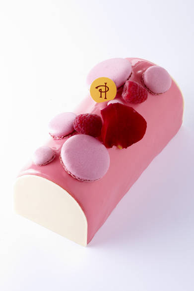 <strong>PIERRE HERMÉ PARIS｜ピエール・エルメ・パリ</strong><br />ビュッシュ チーズケーキ イスパハン<br />伝統的なチーズケーキも、パティスリー界のピカソと称されるピエール・エルメの手にかかればこんなにも独創的な仕上がりに。バラ、ライチ、フランボワーズの風味にクリームチーズがくわわった、濃厚で優美な味わいが口のなかに広がる逸品。<br /><br />価格｜5670円<br />予約期間｜12月20日（火）まで（予定）<br />販売期間｜12月21日（水）～25日（日）（予定）<br />展開店舗｜ピエール・エルメ・パリ 青山ほか、直営ブティック