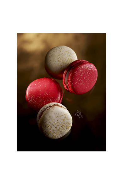 <strong>PIERRE HERMÉ PARIS｜ピエール・エルメ・パリ</strong><br />マカロン デクセプション<br />イチジクとフォアグラ、そこにノバラもくわわり、溌剌とした斬新な味覚が誕生！　フランス産トリュフ入りホワイトチョコレートガナッシュ「A La Truffe Noire」、フォアグラジュレ×ガナッシュショコラオレ「Foie Gras Chocolat」、フォアグラジュレ×イチジク入り野ばらの実のクリーム「Figue, Églantine et Foie Gras」の3種からなる特別なマカロンの詰め合わせはギフトにもお薦め。<br /><br />価格｜2100円<br />販売期間｜11月23日（水）～12月25日（日）<br />展開店舗｜ピエール・エルメ・パリ 青山ほか、直営ブティック