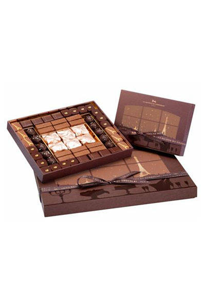 <strong>LA MAISON DU CHOCOLAT｜ラ・メゾン・デュ・ショコラ</strong><br />マジー・ドゥ・パリ<br />パリジェンヌたちが愛してやまない、太陽の光と南仏プロヴァンスの風をたくさん浴び、冬の寒さをやわらげてくれるようなイチジクのコンポート、子どものころの懐かしさとよろこびを思い出させてくれるキャラメル、フランスの美食を物語るパレ・オール、イチジクやアプリコット、ハチミツを絡めたコリント・レーズンにヘーゼルナッツやクルミなどのドライフルーツ、そしてパリのクリスマスディナーには欠かせないシャンパンのアソート。<br /><br />全3サイズ 価格｜8925円（275g）、1万5750円（535g）、3万450円（1050g）