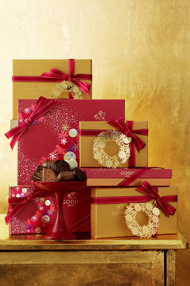 <strong>GODIVA｜ゴディバ</strong><br />ゴディバ フェリシテコレクション<br />フェリシテコレクション、カレアソートメント、キープセイク、ロリポップトナカイ、ベア、ラグジュアリーボックスの6種類がラインナップ。<br /><br />販売店舗｜全国有名百貨店内ゴディバショップおよびゴディバ専門店