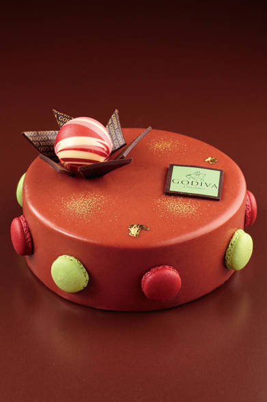 <strong>GODIVA｜ゴディバ</strong><br />ラ・カンテサンス<br />ゴディバから待望のクリスマスケーキが登場！　クリスマスツリーのトップスターのように輝くゴールドと小さなマカロンが、上品かつ贅たくなおとなのクリスマスを演出。<br /><br />価格｜5775円（12cm）<br />予約期間｜12月中旬まで<br />引取期間｜12月22日（木）～25日（日）<br />販売店舗｜東京・神奈川・千葉・埼玉・茨城・群馬の有名百貨店