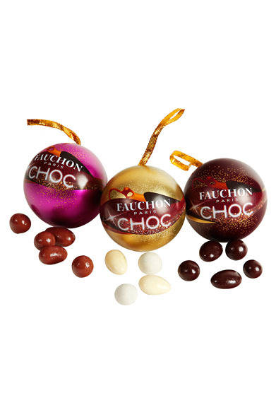 <strong>FAUCHON｜フォション</strong><br />クリスマスボール<br />直径7センチのボール状のおいしいオーナメント。フォションカラーの3種のボールのなかにはチョコレートコーティングされたそれぞれに異なる風味のアーモンド、ヘーゼルナッツやシリアル入り。<br /><br />価格｜各1890円<br />販売店舗｜日本橋髙島屋フォションブティック