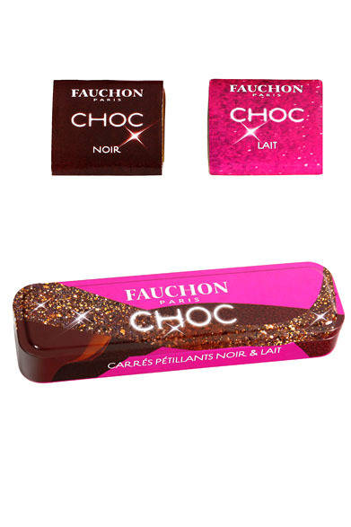 <strong>FAUCHON｜フォション</strong><br />プルミエチョコレート<br />スリムな缶入りのダークとミルク、2種の小さなスクエアチョコレート。口のなかで小さくはじける粒の食感が楽しい。チョコレートが各6枚入り。<br /><br />価格｜2100円<br />販売店舗｜日本橋髙島屋フォションブティック