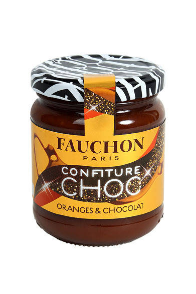 <strong>FAUCHON｜フォション</strong><br />クリスマスマーマレード（新製品）<br />まるでお菓子のようなジャム。オレンジピール入りオレンジマーマレードにダークチョコレートをプラス。カルダモンの香りがクリスマス感を高める。なめらかな食感で、トーストにはもちろん、ブリオッシュなどと合わせてリッチな味わいに。<br /><br />価格｜1575円<br />販売店舗｜日本橋髙島屋フォションブティック