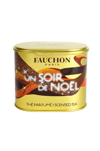 <strong>FAUCHON｜フォション</strong><br />クリスマスイブ紅茶<br />森のような香りの茶葉に、キャラメルとマラスキーノリキュール、パイナップルとスイートオレンジ、バニラの甘く優しい風味をプラス。フレーバーティーの傑作！<br /><br />価格｜3465円<br />販売店舗｜日本橋髙島屋フォションブティック