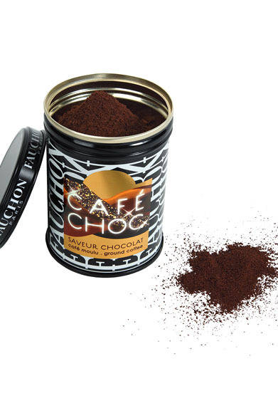 <strong>FAUCHON｜フォション</strong><br />クリスマスコーヒー（チョコレート）　（新商品）<br />マイルドなコクが特徴のエチオピア産モカコーヒーにチョコレートの香りをプラス。魅惑的な香りと繊細な味わいがクリスマスにぴったり。極細挽きがヨーロッパスタイルの濃厚な風味をかもしだす。<br /><br />価格｜2100円<br />販売店舗｜日本橋髙島屋フォションブティック