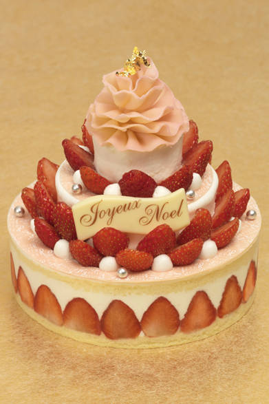 <strong>SHISEIDO PARLOUR｜資生堂パーラー</strong><br />ブケ ドゥ フレーズ<br />クリスマス限定の3段に重ねたショートケーキ。淡いピンクのチョコレートといちごをふんだんにつかい、花束のようにデコレーション。<br /><br />価格｜6300円（H15×W15cm）　※クールバック付き<br />販売店舗｜資生堂パーラー 銀座本店ショップ