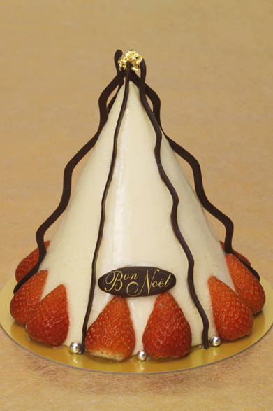 <strong>SHISEIDO PARLOUR｜資生堂パーラー</strong><br />サパン ドゥ ノエル<br />フランス語で“モミの木”を意味する名を冠した、ツリーを模したレアチーズケーキ。中にはチーズスフレといちご、木いちご、赤すぐり、ブルーベリーのジュレが層をなす。<br /><br />価格｜5000円（H16×W14cm）　※クールバック付き<br />販売店舗｜資生堂パーラー 銀座本店ショップ