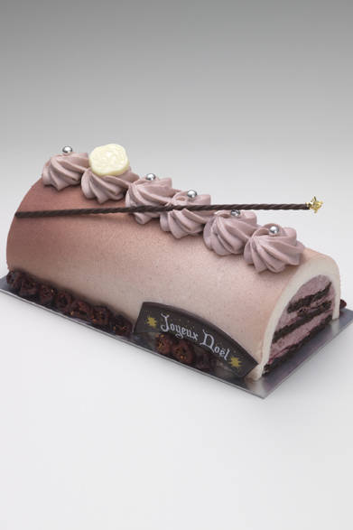 <strong>SHISEIDO PARLOUR｜資生堂パーラー</strong><br />エトワール ドゥ ノエル<br />広がる夜空にきらめく星をイメージしたビュッシュ・ドゥ・ノエル。カシスのムースとコンフィテュール、そしてビスキュイショコラで層をなし、カシスと相性のよいヴァニラムースで包んでいる。<br /><br />価格｜4500円（H9.5×W16×D9cm）※クールバック付き<br />販売店舗｜資生堂パーラー 銀座本店ショップ