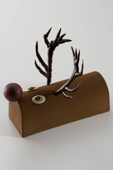 <strong>JEAN-PAUL HÉVIN｜ジャン＝ポール・エヴァン</strong><br />ビュッシュ　リュディ<br />ショコラのビスキュイとショコラムース、ショコラづくしの、つぶらな瞳がかわいらしいトナカイをイメージしたビュッシュ。好奇心いっぱいのトナカイが、子どもの心を失わないすべてのひとたちを魅惑することまちがいなし！<br /><br />価格｜5250円<br />販売店舗、予約・販売期間については以下参照<br />www.jph-japon.co.jp/product/noel/