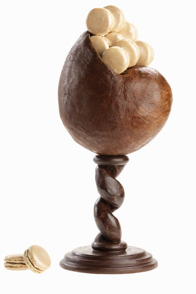 <strong>JEAN-PAUL HÉVIN｜ジャン＝ポール・エヴァン</strong><br />ルネッサンス<br />クリスマスのテーブルを華やかに彩るテーブルセンターピース。マロンとカシスのガナッシュをサンドして仕上げた、真珠のようにプレシャスな新作マカロンを飾って。<br /><br />価格｜8400円<br />販売店舗、予約・販売期間については以下参照<br />www.jph-japon.co.jp/product/noel/