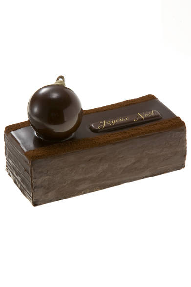 <strong>JEAN-PAUL HÉVIN｜ジャン＝ポール・エヴァン</strong><br />グアヤキル ノエル<br />ショコラの味を十分に味わえる、ジャン=ポール・エヴァンの代表的なガトー「グアヤキル」を、クリスマス限定のデコレーションで仕上げたひと品。<br /><br />価格｜3675円<br />販売店舗、予約・販売期間については以下参照<br />www.jph-japon.co.jp/product/noel/