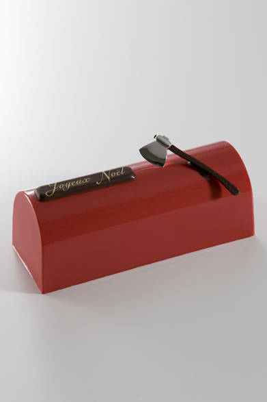 <strong>JEAN-PAUL HÉVIN｜ジャン＝ポール・エヴァン</strong><br />ビュッシュ　ヴォワヤージュ　フレーズ　※冷凍配送用ケーキ<br />甘酸っぱいいちごのジュレをショコラ入りのヘーゼルナッツ生地で巻き込み、ガナッシュで包みこんで仕上げたケーキは、鮮烈な赤が印象的。<br /><br />価格5250円<br />販売店舗、予約・販売期間については以下参照<br />www.jph-japon.co.jp/product/noel/