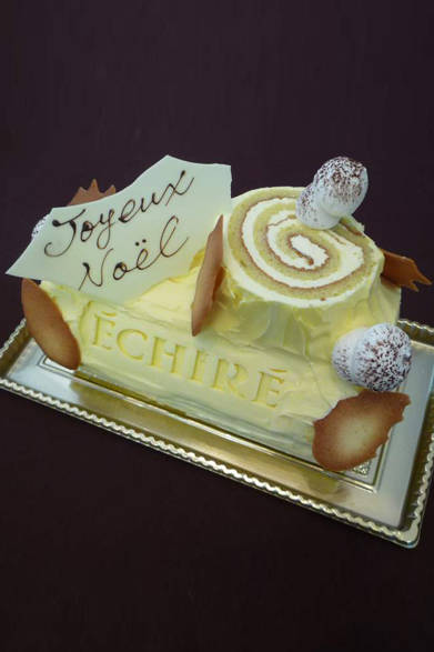 <strong>ÉCHIRÉ　MAISON DU BEURRE｜エシレ・メゾン デュ ブール</strong><br />ブッシュ・ド・ノエル エシレ<br />ホワイトクリスマスをイメージした、エシレの「ブッシュ・ド・ノエル」。アーモンドパウダーをたっぷりふくんだ、しっとりとした生地を包み込むのは、エシレバターを贅たくなまでに使用したなめらかなバタークリーム。デコレーションのラングドシャにもエシレバターを使用している。エシレバターとは、フランス中西部ポワトー・シャラント地方にて、原料から製造方法まで昔ながらの伝統を守り、製造される伝統発酵バター。口にした瞬間に広がるバターの豊かな香りと、エシレバターならではの濃厚で奥深い味わいを愉しみたい。<br /><br />価格｜1万500円（17～18cm）<br />予約期間｜11月14日（月）～　※50台限定、予約数量に到達次第受付終了<br />受け渡し期間｜12月22日（木）、23日（金）、24日（土）<br />販売店舗｜丸の内ブリックスクエ内『エシレ・メゾン デュ ブール』
