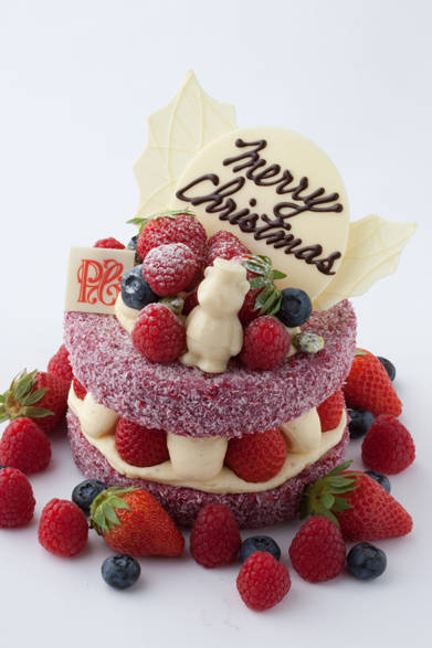 <strong>The Peninsula Tokyo｜ザ・ペニンシュラ東京</strong><br />クリスマス トンプソン<br />『ザ・ペニンシュラ東京』総支配人 マルコム・トンプソン氏の名前に由来する「クリスマス トンプソン」は、軽い口当たりのラズベリーソースを染みこませたスポンジのあいだに、カスタードクリームとフレッシュないちごをサンドした、毎年一番人気のケーキ！<br /><br />価格｜5000円（12cm）<br />予約期間｜11月15日（火）～12月21日（水）<br />受け渡し期間｜12月22日（木）～25日（日）<br />※数に限りがあるため、販売予定数に到達次第、販売が終了される場合があります<br />販売店舗｜ザ・ペニンシュラ東京B1F『ザ・ペニンシュラ ブティック＆カフェ』