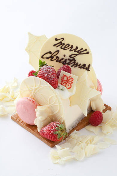 <strong>The Peninsula Tokyo｜ザ・ペニンシュラ東京</strong><br />クリスマス ログケーキ“アムール ノエル” <br />アーモンド風味のスポンジにホワイトチョコレートとベリーのムースを重ねた、聖なるクリスマスにふさわしい真っ白なケーキは、ロマンティックな時間を演出してくれる。<br /><br />価格｜3500円（10cm）<br />予約期間｜11月15日（火）～12月21日（水）<br />受け渡し期間｜12月22日（木）～25日（日）<br />※数に限りがあるため、販売予定数に到達次第、販売が終了される場合があります<br />販売店舗｜ザ・ペニンシュラ東京B1F『ザ・ペニンシュラ ブティック＆カフェ』