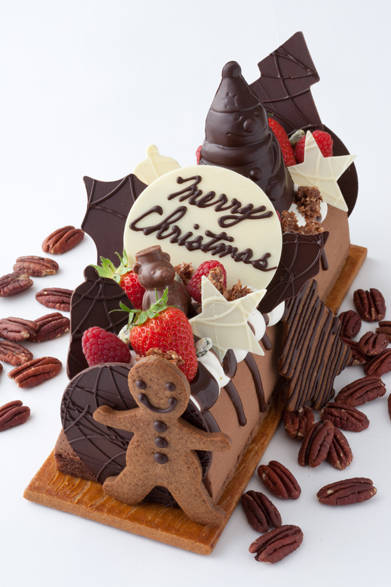 <strong>The Peninsula Tokyo｜ザ・ペニンシュラ東京</strong><br />クリスマス ログケーキ“ファミーユ” <br />サンタクロース型のチョコレートやスノーマン型のクッキー、ベリーなどのにぎやかなデコレーションは、ファミリーやパーティに最適！<br /><br />価格｜8000円（28cm）<br />予約期間｜11月15日（火）～12月21日（水）<br />受け渡し期間｜12月22日（木）～25日（日）<br />※数に限りがあるため、販売予定数に到達次第、販売が終了される場合があります<br />販売店舗｜ザ・ペニンシュラ東京B1F『ザ・ペニンシュラ ブティック＆カフェ』