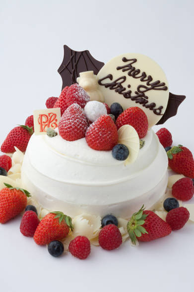 <strong>The Peninsula Tokyo｜ザ・ペニンシュラ東京</strong><br />クリスマス ストロベリー ショートケーキ<br />誰もが愉しめるいちごと生クリームの定番ショートケーキはパーティにもぴったり。<br /><br />価格｜5000円（12cm）、6000円（15cm）<br />予約期間｜11月15日（火）～12月21日（水）<br />受け渡し期間｜12月22日（木）～25日（日）<br />※数に限りがあるため、販売予定数に到達次第、販売が終了される場合があります<br />販売店舗｜ザ・ペニンシュラ東京B1F『ザ・ペニンシュラ ブティック＆カフェ』
