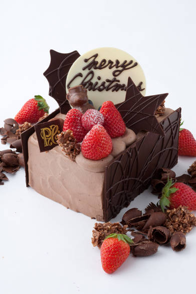 <strong>The Peninsula Tokyo｜ザ・ペニンシュラ東京</strong><br />クリスマス チョコレートケーキ<br />チョコレート生クリームを使用したチョコレートケーキは、今年からあらたにクリスマスコレクションにくわわったニューフェイス！<br /><br />価格｜5000円（12cm）<br />予約期間｜11月15日（火）～12月21日（水）<br />受け渡し期間｜12月22日（木）～25日（日）<br />※数に限りがあるため、販売予定数に到達次第、販売が終了される場合があります<br />販売店舗｜ザ・ペニンシュラ東京B1F『ザ・ペニンシュラ ブティック＆カフェ』