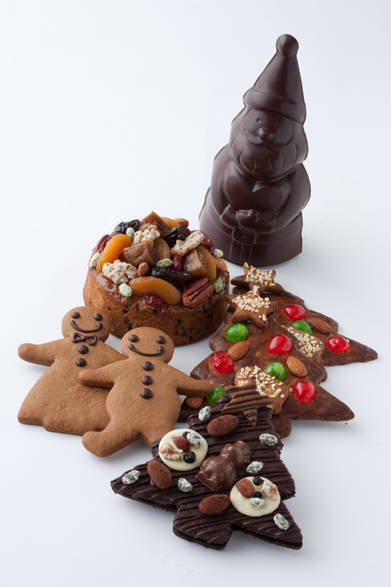 <strong>The Peninsula Tokyo｜ザ・ペニンシュラ東京</strong><br />クリスマスを待ちわびる数週間、毎日一切れずつスライスして味わえば、カウントダウンも楽しい時間に変わるドイツの伝統的な菓子パンをオリジナルにアレンジした「チョコレートシュトーレン」をはじめ、定番の「ジンジャーブレッドマンクッキー」サンタクロースのカタチをしたチョコレートなど、年に一度の華やかなクリスマスを彩る遊び心溢れるスイーツが登場。<br /><br />ジンジャーブレッドマンクッキー　1200円、ツリーチョコレート　1500円、ツリークッキー　1200円、サンタクロースチョコレート（アマンドショコラ入り）　4000円、フルーツケーキ　2500円<br />販売期間｜11月25日（金）～12日25日（日）<br />販売店舗｜ザ・ペニンシュラ東京B1F『ザ・ペニンシュラ ブティック＆カフェ』