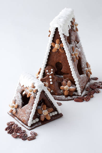 <strong>The Peninsula Tokyo｜ザ・ペニンシュラ東京</strong><br />ヘクセンハウス<br />おとなも子どもも魅了するそのかわいらしいビジュアルで、パーティを一層華やかに演出してくれる、ジンジャービスケットで作ったお菓子の家が登場！<br /><br />価格｜1万2000円（大）、4500円（小）※数に限りがあるため、早めの予約をお薦めします。<br />販売期間｜11月25日（金）～12日25日（日）<br />販売店舗｜ザ・ペニンシュラ東京B1F『ザ・ペニンシュラ ブティック＆カフェ』