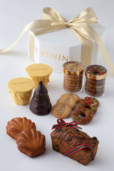 <strong>The Peninsula Tokyo｜ザ・ペニンシュラ東京</strong><br />クリスマスハンパー“ルドルフ”（Sボックス：H9.5×W22×D22cm）<br />お世話になったひとに感謝の意を込めて、大きなバスケットに食材を詰め、クリスマス時期に贈る古きイギリスの習慣「クリスマスハンパー」。今年もギフトはもちろん、パーティを華やかに盛り上げる選りすぐりのスイーツを詰め合わせたハンパーが登場。<br /><br />価格｜5000円<br />内容｜クリスマスリースクッキー、ペニンシュラベアクッキー、スノーマンチョコレート、クリスマスフルーツケーキ、マンゴープリン2個、マドレーヌ2個<br />販売期間｜11月25日（金）～12月25日（日）<br />販売店舗｜ザ・ペニンシュラ東京B1F『ザ・ペニンシュラ ブティック＆カフェ』