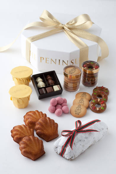 <strong>The Peninsula Tokyo｜ザ・ペニンシュラ東京</strong><br />クリスマスハンパー“スノーマン”（Mボックス：H9.5×W27×D27cm）<br /><br />価格｜8000円<br />内容｜クリスマスリースクッキー、ペニンシュラベアクッキー、マカデミアラズベリーチョコレート（70g）、シュトーレン（小）、東京ベアボンボンショコラ（1箱5個入り）、マンゴープリン2個、マドレーヌ4個<br />販売期間｜11月25日（金）～12月25日（日）<br />販売店舗｜ザ・ペニンシュラ東京B1F『ザ・ペニンシュラ ブティック＆カフェ』