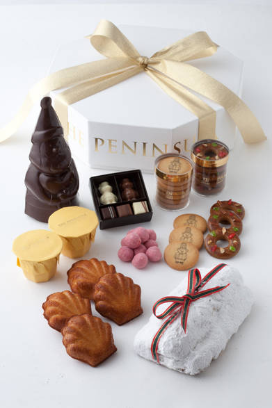 <strong>The Peninsula Tokyo｜ザ・ペニンシュラ東京</strong><br />クリスマスハンパー“サンタクロース”（Lボックス：H9.5×W32×D32cm）<br /><br />価格｜1万2000円<br />内容｜クリスマスリースクッキー、ペニンシュラベアクッキー、東京ベアボンボンショコラ（1箱5個入り）、ペニンシュラ サンタチョコレート（大）、マカデミアラズベリーチョコレート（70g）、シュトーレン（大）、マンゴープリン2個、マドレーヌ4個<br />販売期間｜11月25日（金）～12月25日（日）<br />販売店舗｜ザ・ペニンシュラ東京B1F『ザ・ペニンシュラ ブティック＆カフェ』