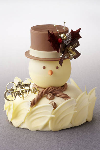<strong>The Ritz-Carlton, Tokyo｜ザ・リッツ・カールトン東京</strong><br />ザ・スノーマン チーズケーキ<br />マスカルポーネチーズのムースと口どけのよいスフレフロマージュを組み合わせた、雪だるまをモチーフにした愛らしいケーキは、なかに隠れた6種のベリークリームが豊かな酸味を演出する。<br /><br />価格｜5000円（12cm）<br />予約期間｜12月20日（日）まで<br />受け渡し期間｜12月21日（月）～25日（日）<br />販売店舗｜ザ・リッツ・カールトン東京1F『ザ・リッツ・カールトン カフェ&デリ』