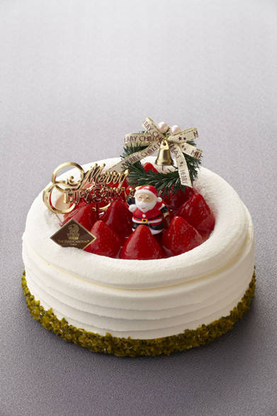 <strong>The Ritz-Carlton, Tokyo｜ザ・リッツ・カールトン東京</strong><br />クリスマス ストロベリーショートケーキ<br />しっとりとしたスポンジ生地を重ね、ほどよい甘さの生クリームに、爽やかな酸味とやさしい甘さのいちごをふんだんに使用した定番人気のショートケーキ。<br /><br />価格｜4500円（12cm）、6000円（15cm）<br />予約期間｜12月20日（日）まで<br />受け渡し期間｜12月21日（月）～25日（日）<br />販売店舗｜ザ・リッツ・カールトン東京1F『ザ・リッツ・カールトン カフェ&デリ』