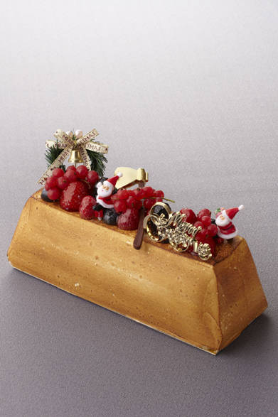 <strong>The Ritz-Carlton, Tokyo｜ザ・リッツ・カールトン東京</strong><br />ランゴー<br />フランス語で「金の延べ棒」という意味のベルギー伝統菓子は、黄金色に焼きあげたメレンゲがカスタードクリームとフレッシュフルーツを包んだ、軽い口あたりが特徴。<br /><br />価格｜9000円（24cm）<br />予約期間｜12月20日（日）まで<br />受け渡し期間｜12月21日（月）～25日（日）<br />販売店舗｜ザ・リッツ・カールトン東京1F『ザ・リッツ・カールトン カフェ&デリ』