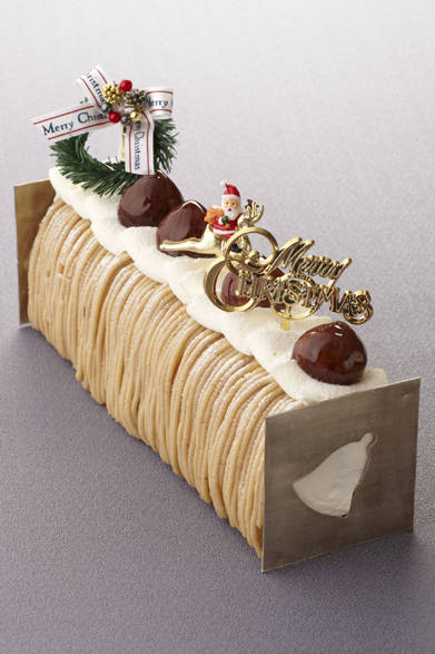 <strong>The Ritz-Carlton, Tokyo｜ザ・リッツ・カールトン東京</strong><br />ブッシュド ノエル モンブラン<br />マロンの味わいを豊かに仕上げた、ザ・リッツ・カールトン カフェ＆デリの人気プティガトーが、クリスマス限定の大きなサイズで登場！<br /><br />価格｜6000円（25cm）<br />予約期間｜12月20日（日）まで<br />受け渡し期間｜12月21日（月）～25日（日）<br />販売店舗｜ザ・リッツ・カールトン東京1F『ザ・リッツ・カールトン カフェ&デリ』