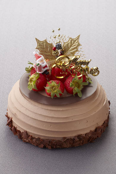 <strong>The Ritz-Carlton, Tokyo｜ザ・リッツ・カールトン東京</strong><br />クリスマス チョコレートケーキ<br />しっとりとした弾力のあるチョコレートスポンジのザッハマッセを、まろやかなシャンティイショコラが包んだ芳醇な味わいが絶妙なひと品。<br /><br />価格｜5000円（15cm）<br />予約期間｜12月20日（日）まで<br />受け渡し期間｜12月21日（月）～25日（日）<br />販売店舗｜ザ・リッツ・カールトン東京1F『ザ・リッツ・カールトン カフェ&デリ』